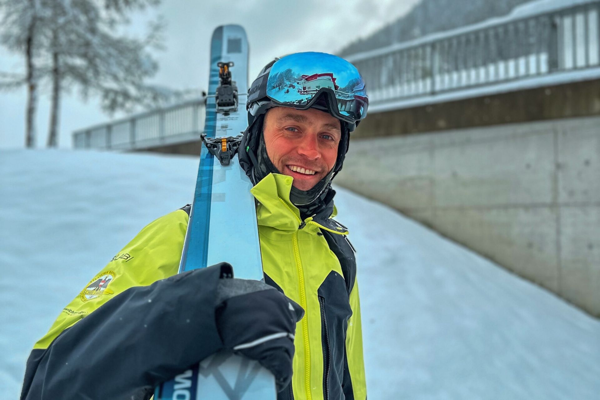 Alex Kunert à Saint-Anton-am-Arlberg avec un ski à la main