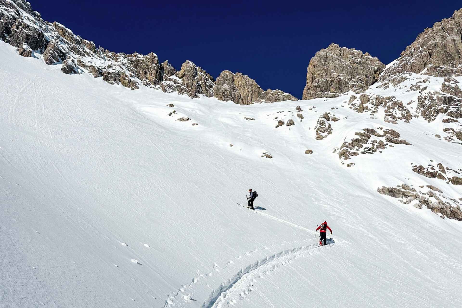 Skitourengeher legen eine Aufstiegsspur am Arlberg